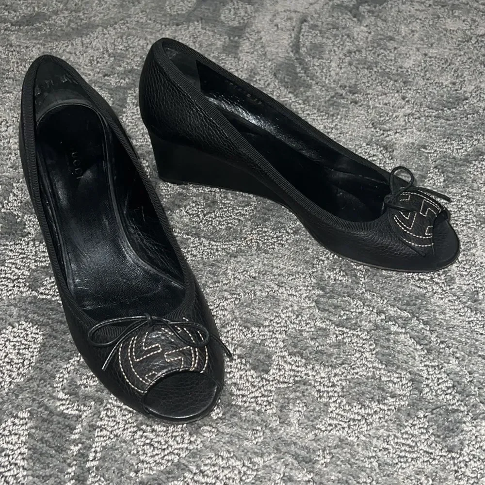 •Gucci•  ​ - Picture 3 of 10